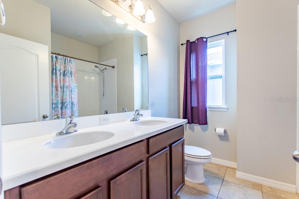 5912 VILLAGE CENTER DR, LITHIA, FL, 33547