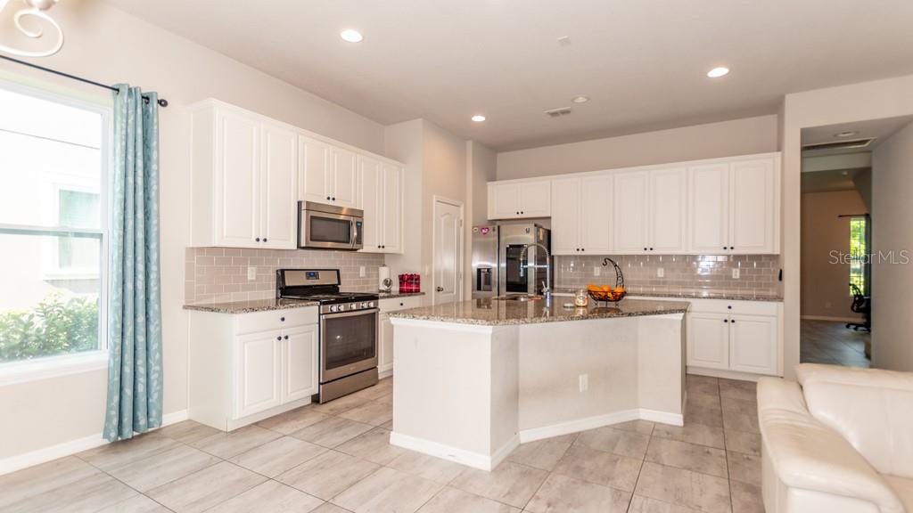 5912 VILLAGE CENTER DR, LITHIA, FL, 33547