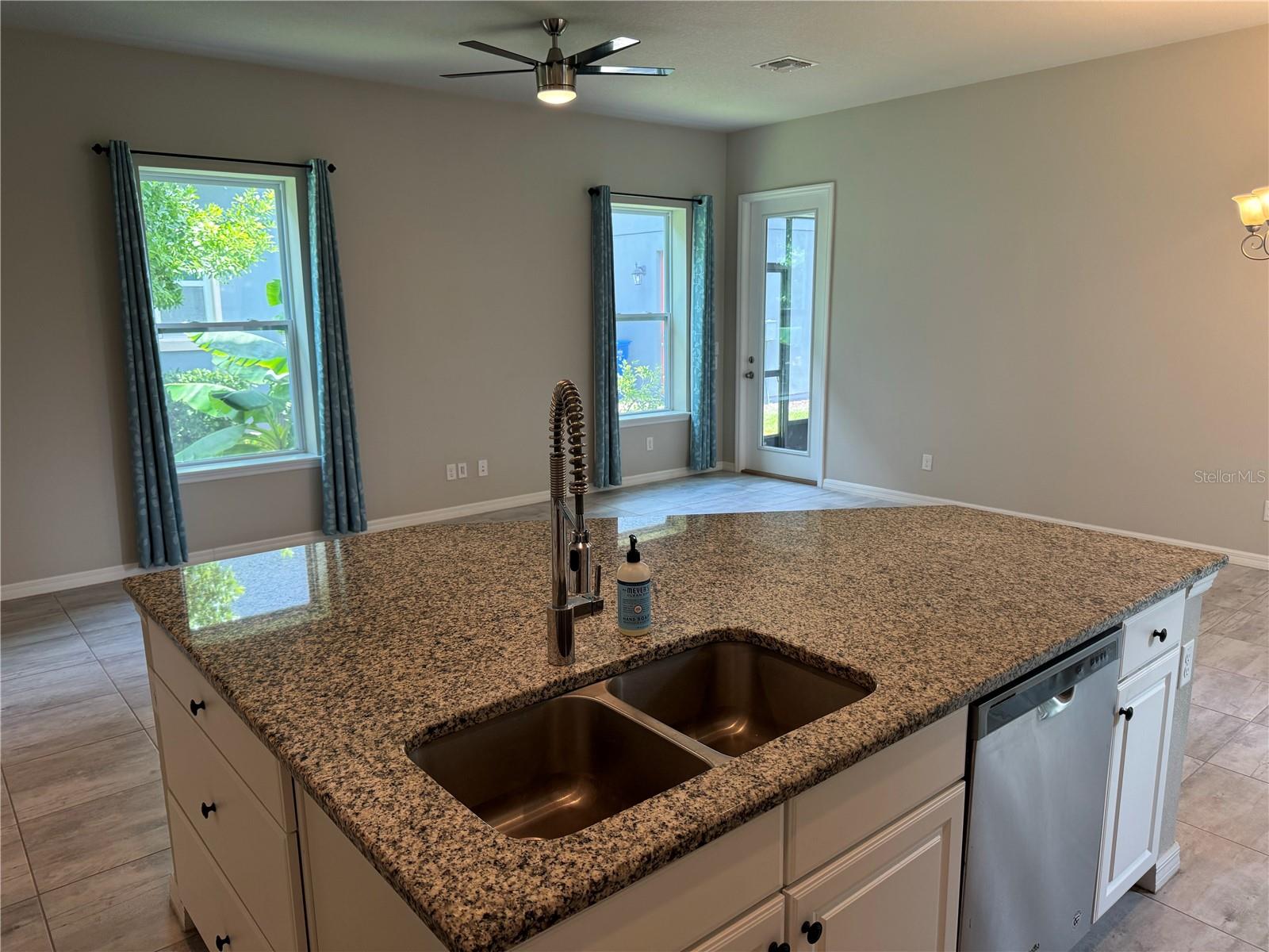 5912 VILLAGE CENTER DR, LITHIA, FL, 33547