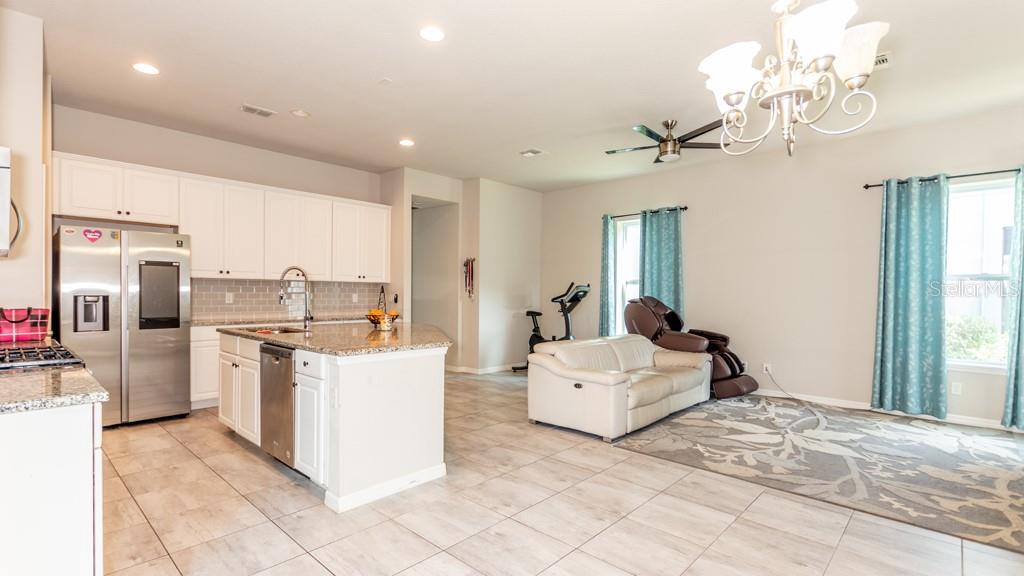 5912 VILLAGE CENTER DR, LITHIA, FL, 33547