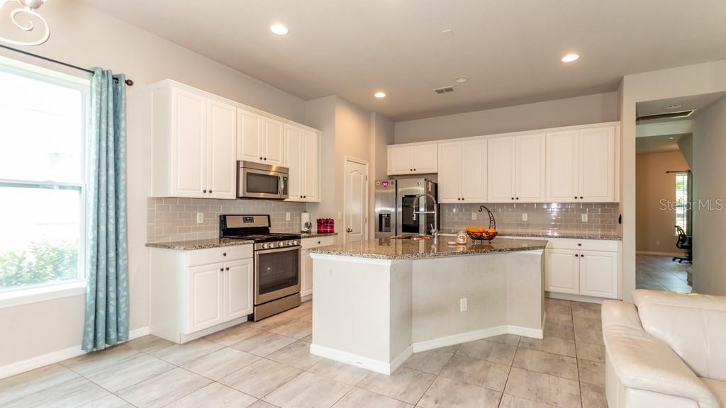 5912 VILLAGE CENTER DR, LITHIA, FL, 33547