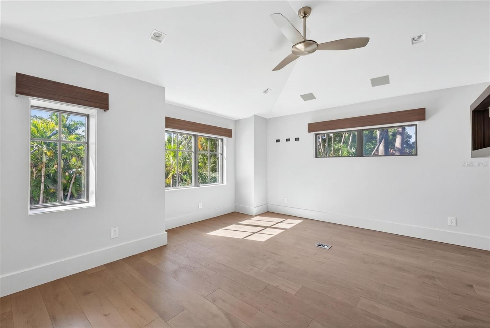 460 COFFEE POT RIVIERA NE, ST PETERSBURG, FL, 33704