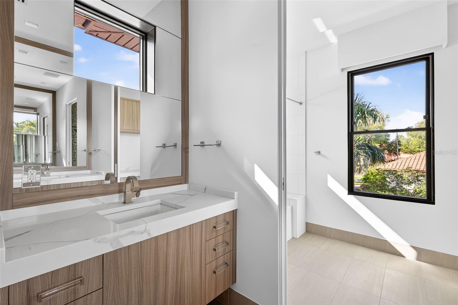 460 COFFEE POT RIVIERA NE, ST PETERSBURG, FL, 33704