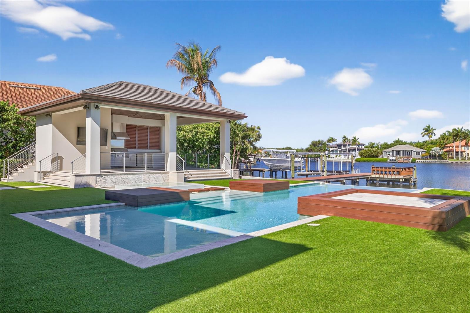 460 COFFEE POT RIVIERA NE, ST PETERSBURG, FL, 33704