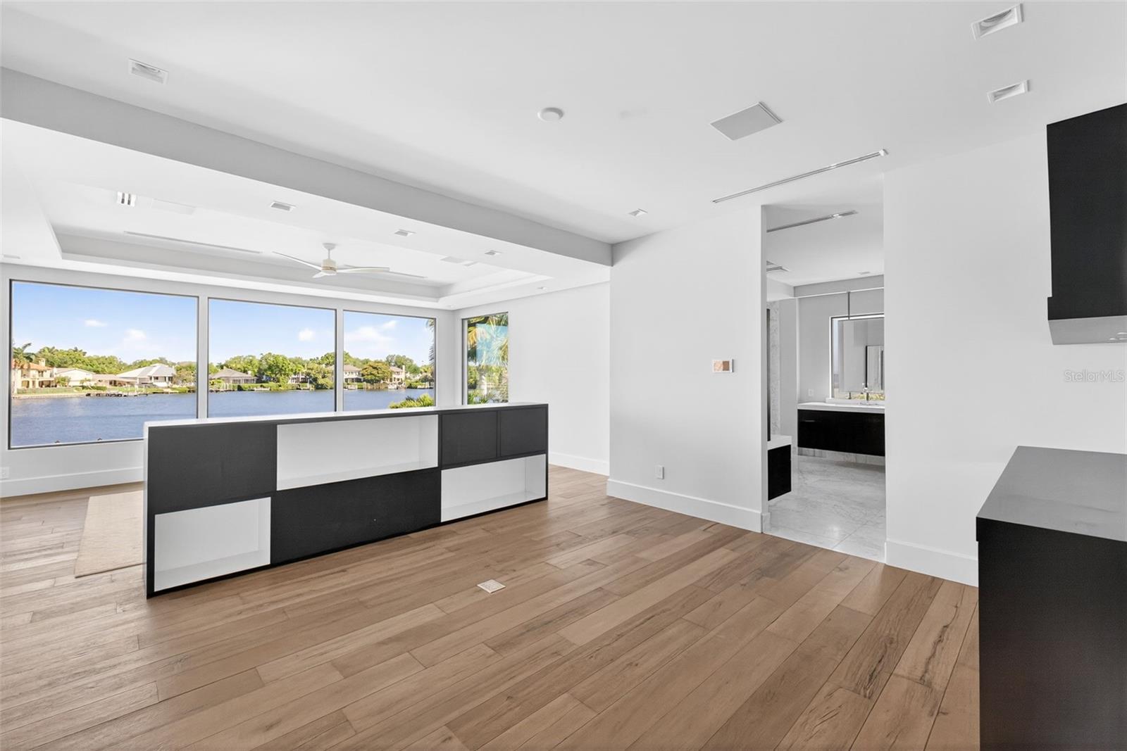 460 COFFEE POT RIVIERA NE, ST PETERSBURG, FL, 33704