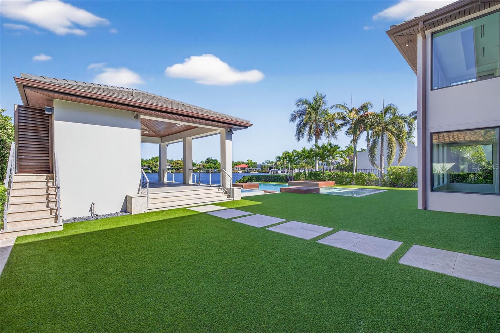 460 COFFEE POT RIVIERA NE, ST PETERSBURG, FL, 33704