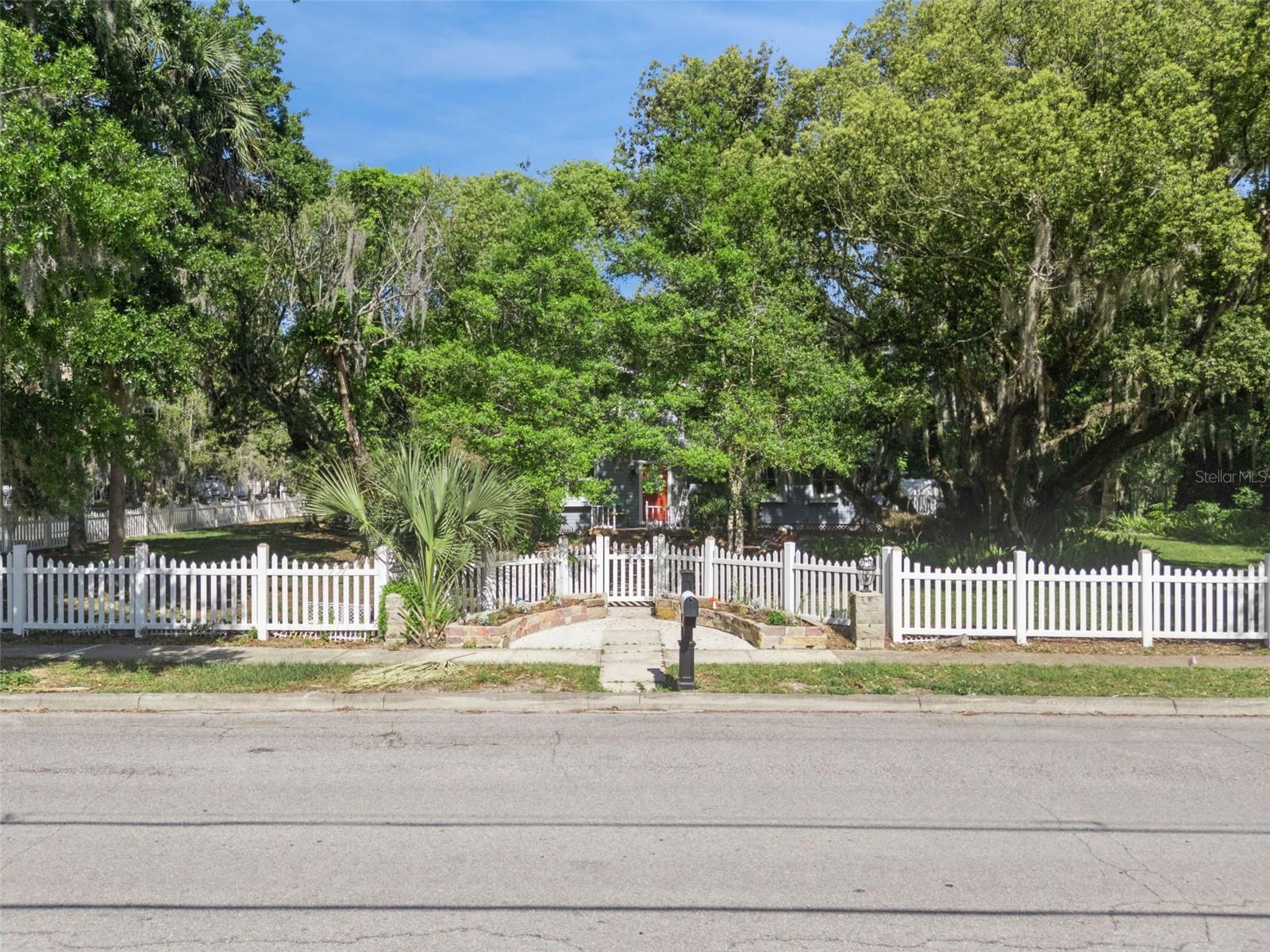 1048 N GRANDVIEW ST, MOUNT DORA, FL, 32757
