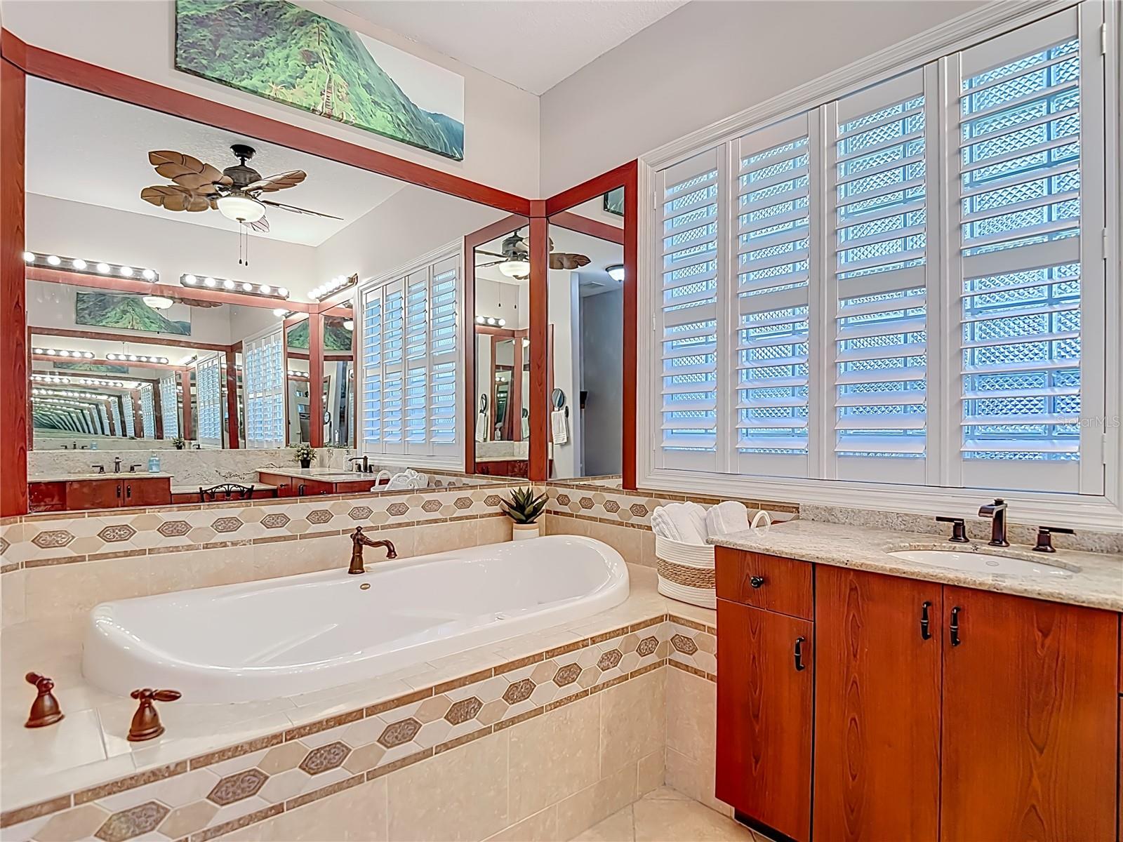 2425 VALRICO FOREST DR, VALRICO, FL, 33594