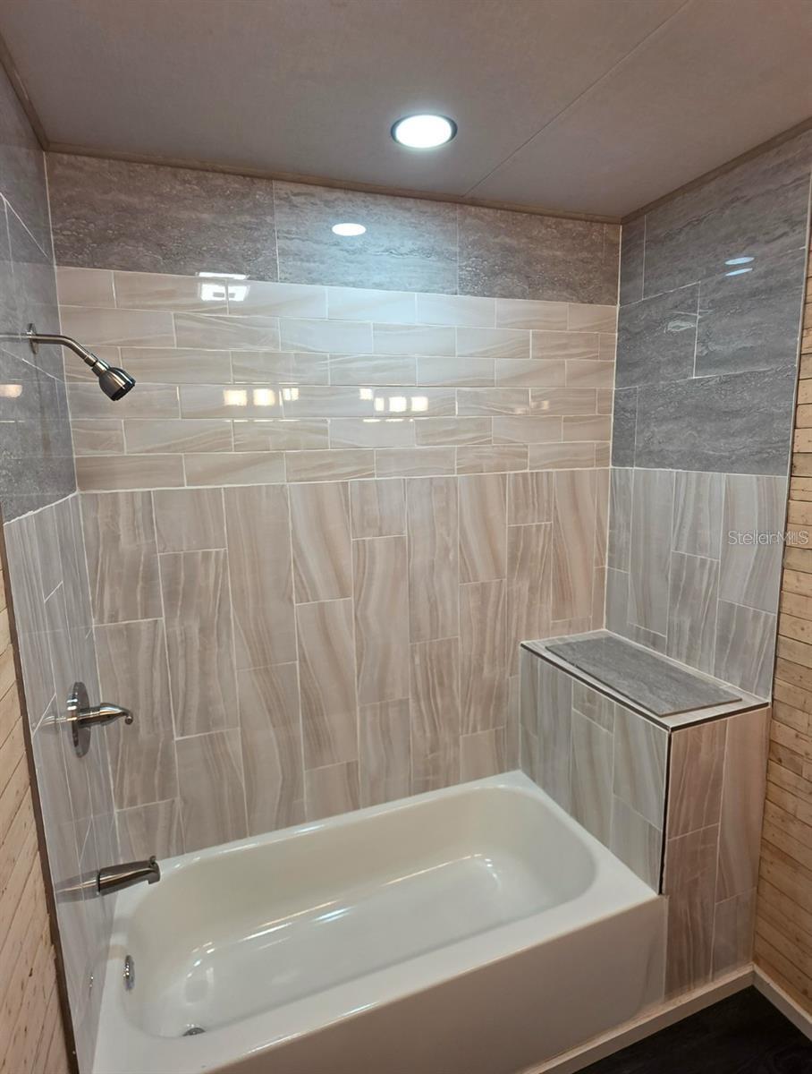 401 SW KEMP CT #Suite B, LAKE CITY, FL, 32024