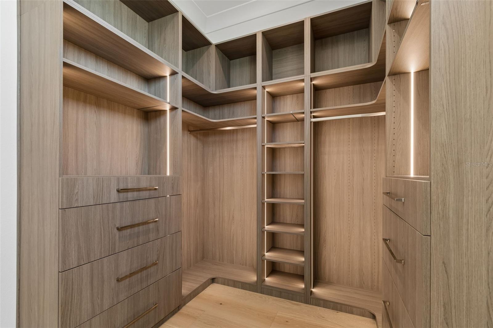 236 HOWARD DR, BELLEAIR BEACH, FL, 33786