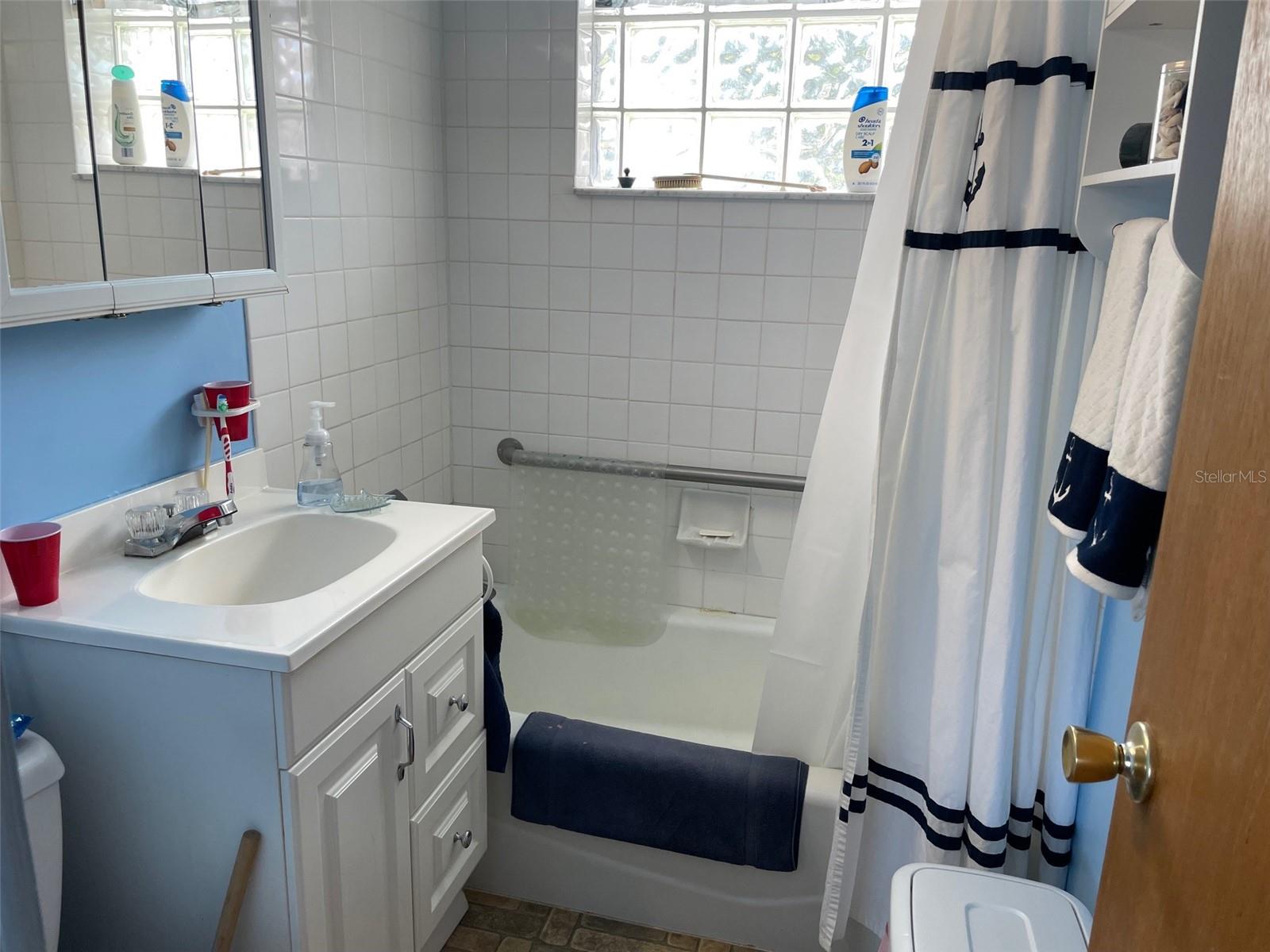 5833 MCKEE LAKE DR N, ST PETERSBURG, FL, 33709