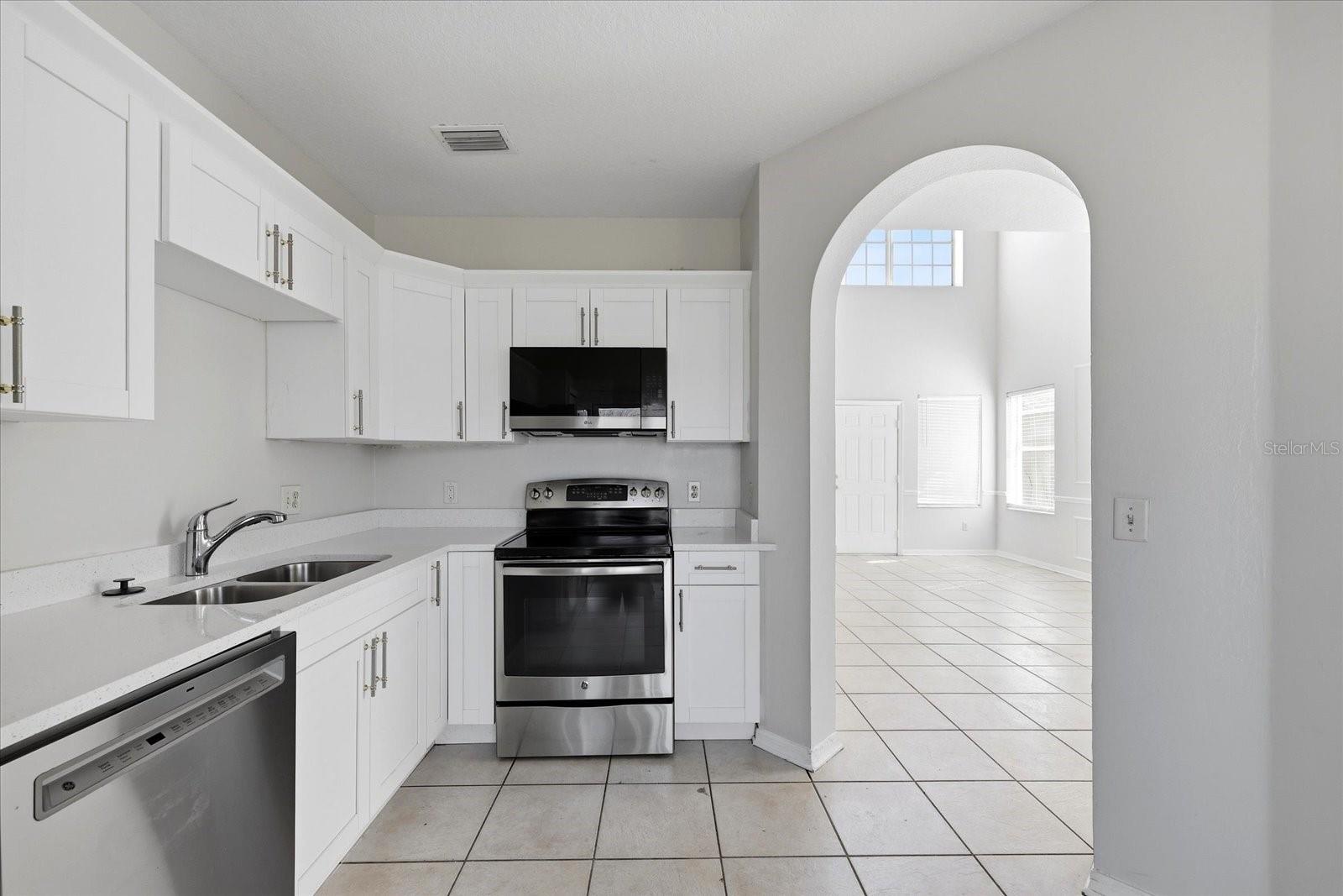 8123 CANTERBURY LAKE BLVD, TAMPA, FL, 33619