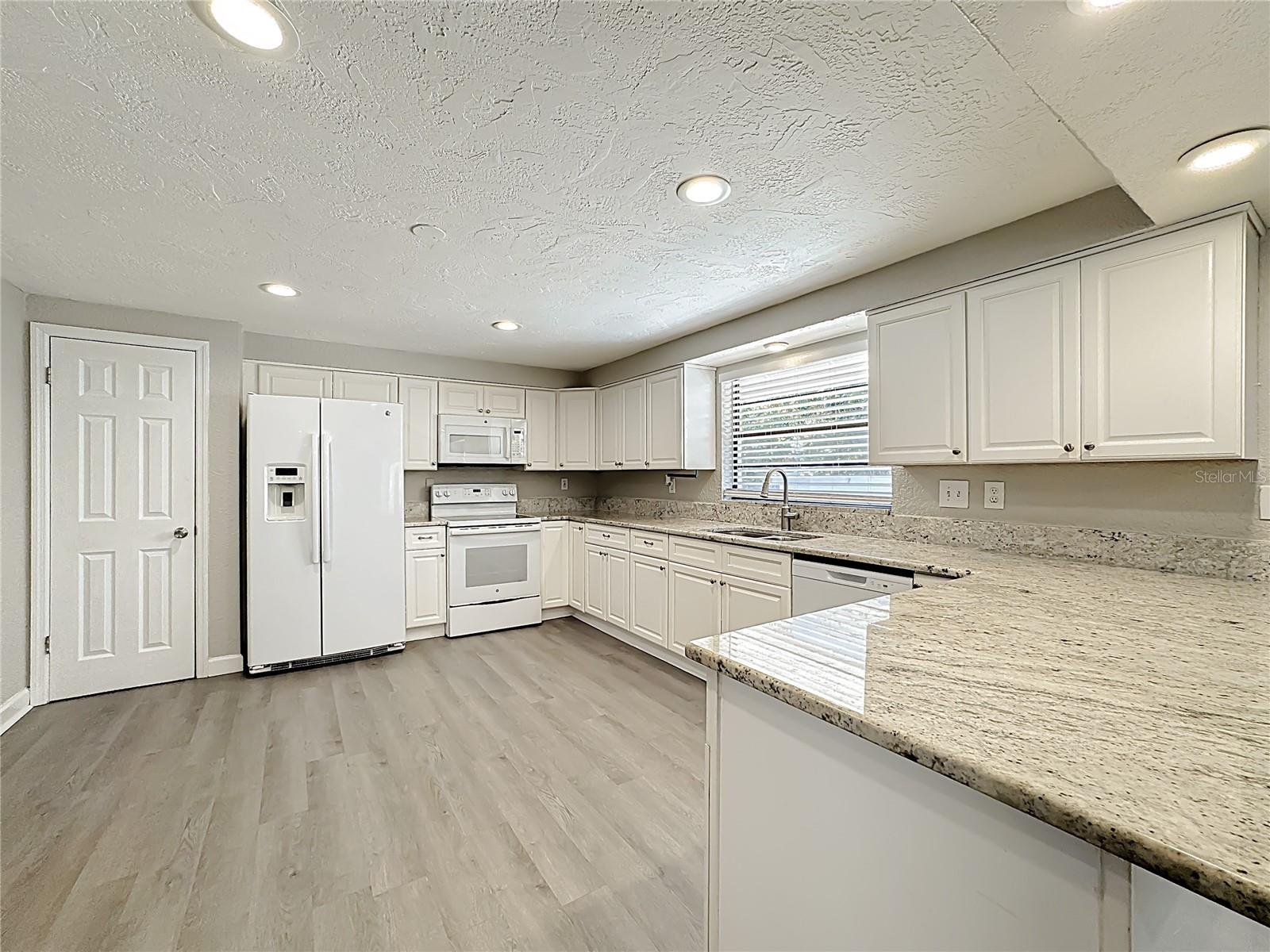 2144 OAK TER, SARASOTA, FL, 34231