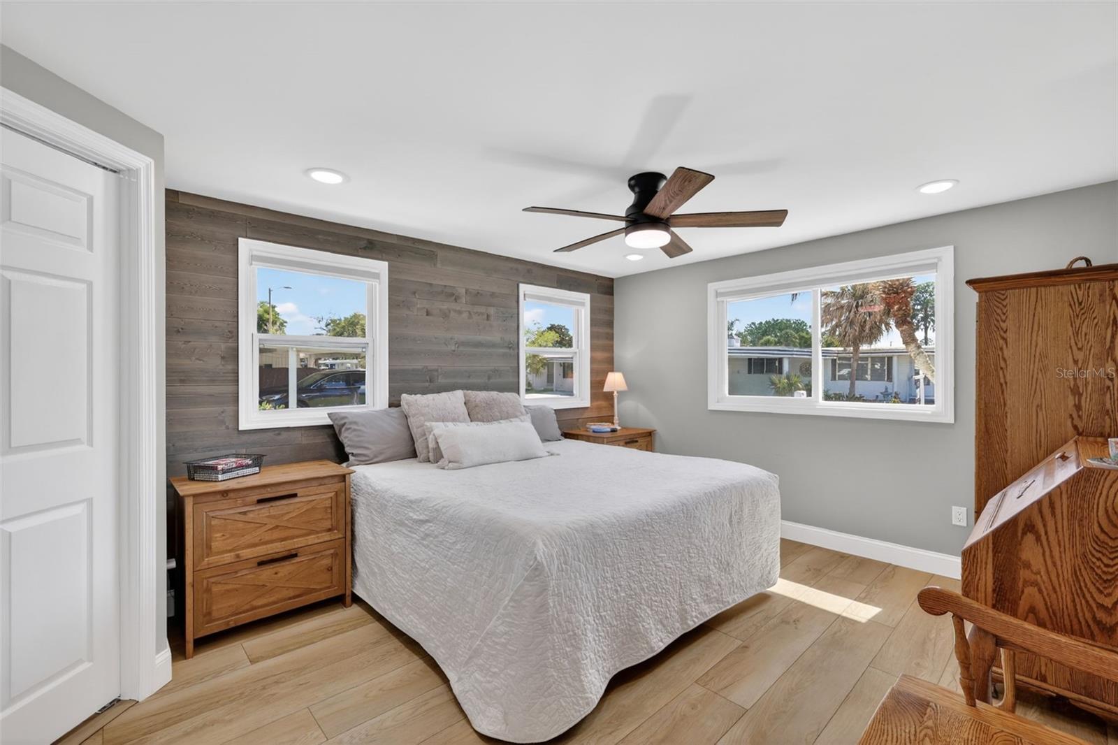 1015 SOUTHLAND DR, TAVARES, FL, 32778