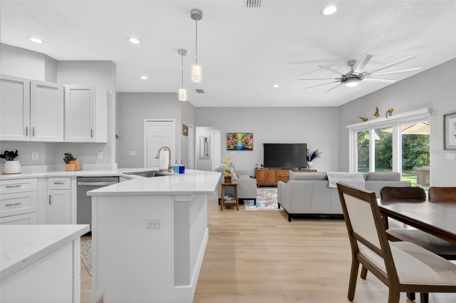 335 VINCENT DR, MOUNT DORA, FL, 32757