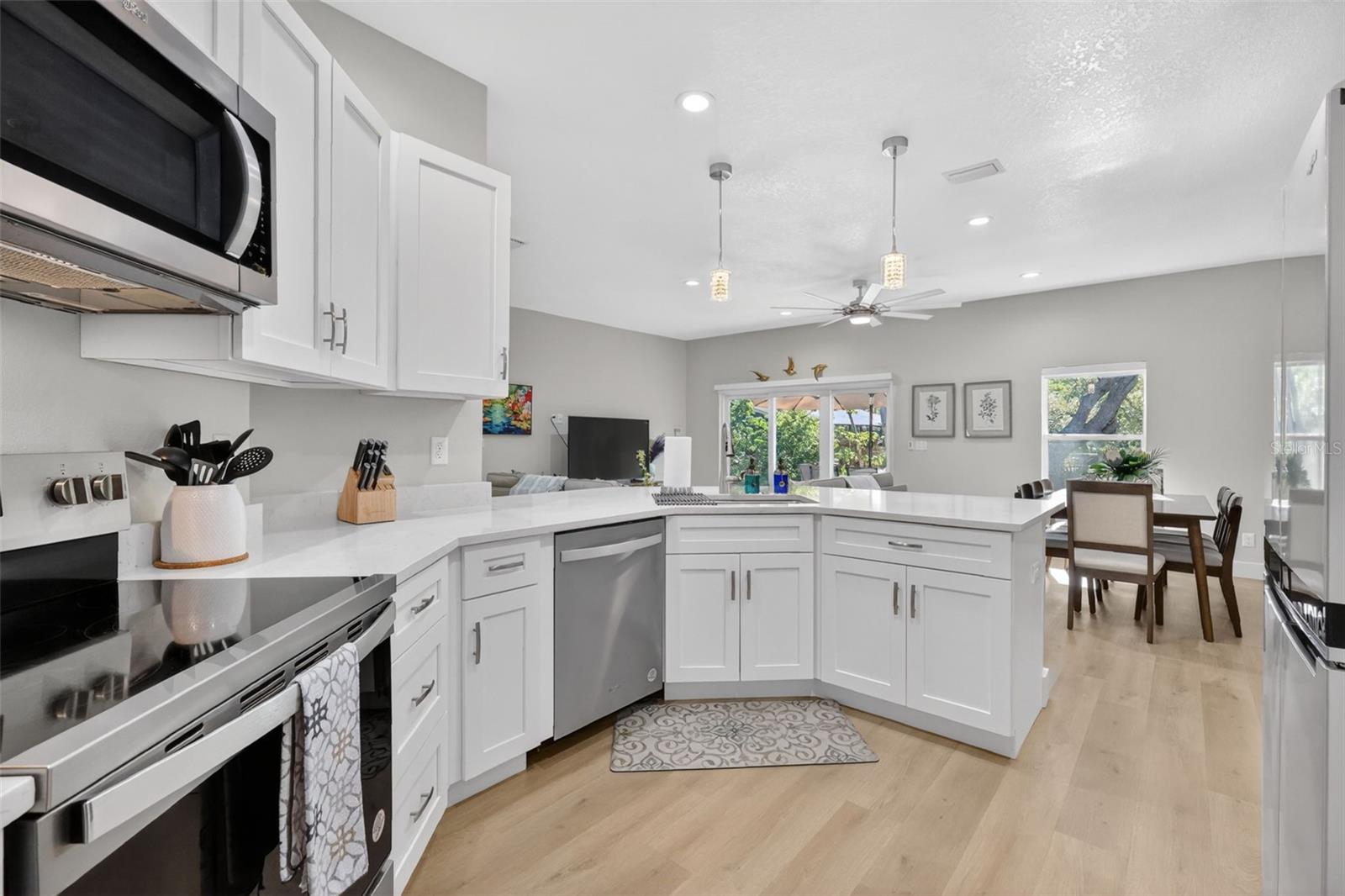 335 VINCENT DR, MOUNT DORA, FL, 32757