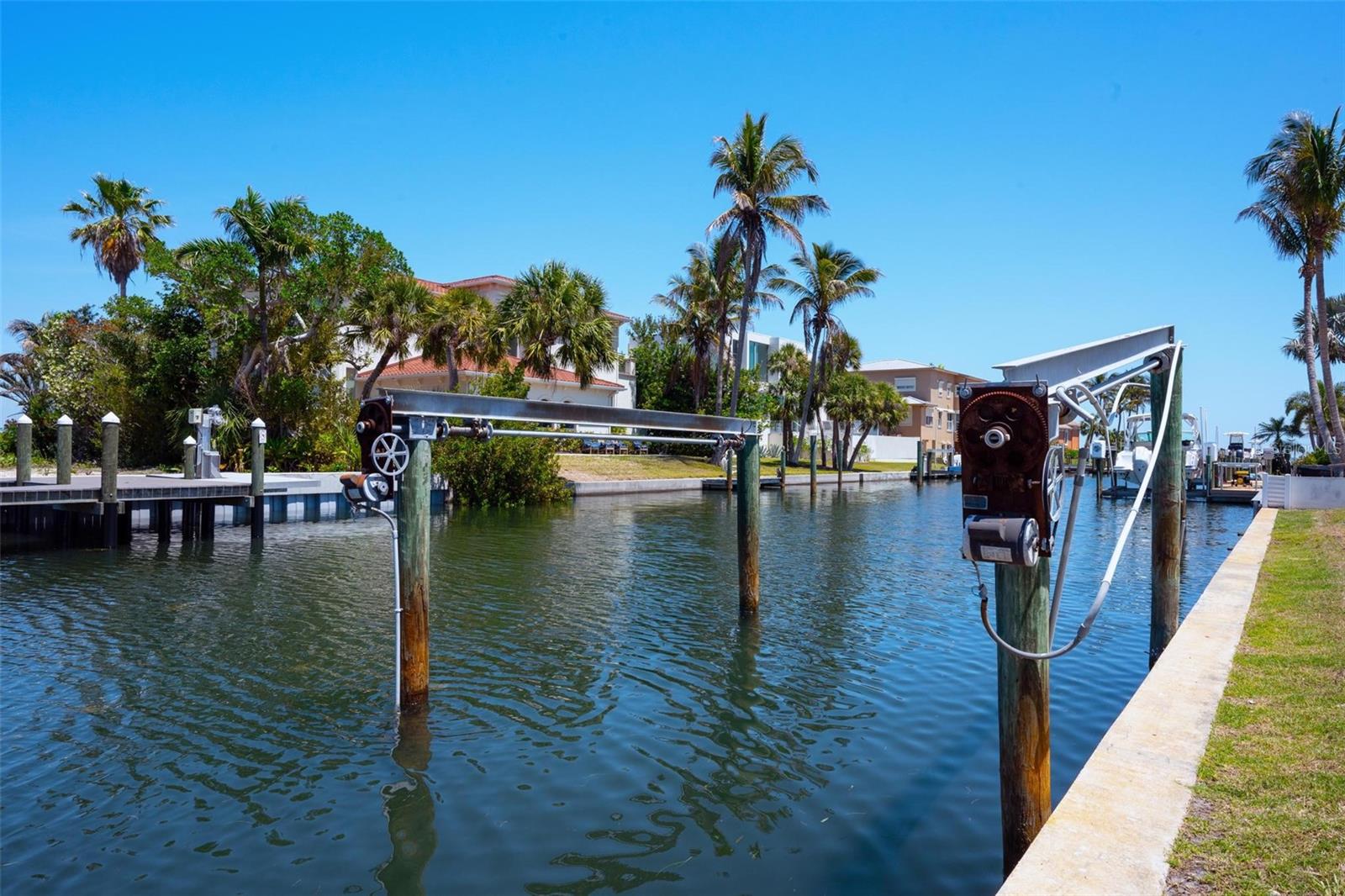 581 ROUNTREE DR, LONGBOAT KEY, FL, 34228