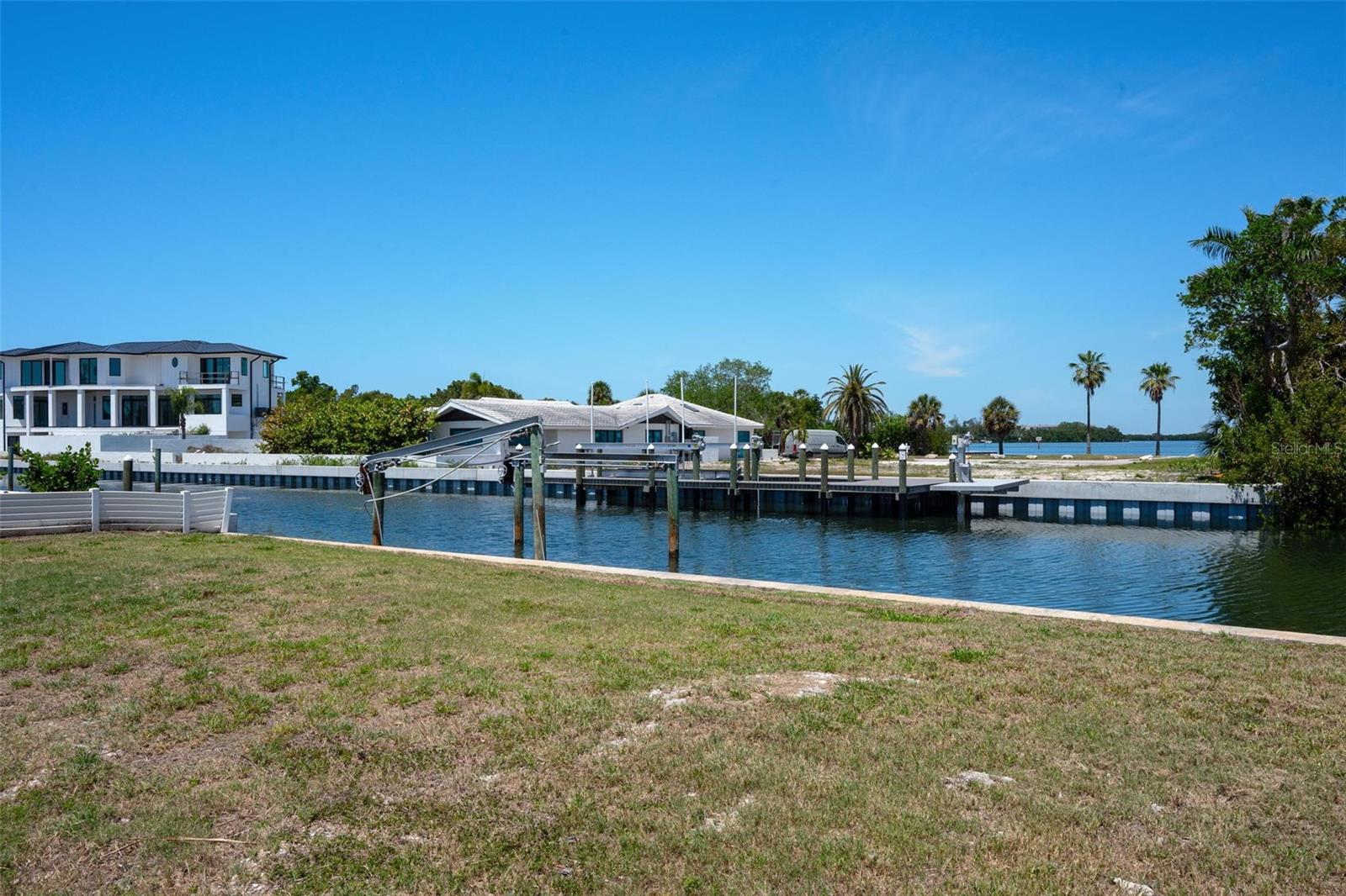 581 ROUNTREE DR, LONGBOAT KEY, FL, 34228