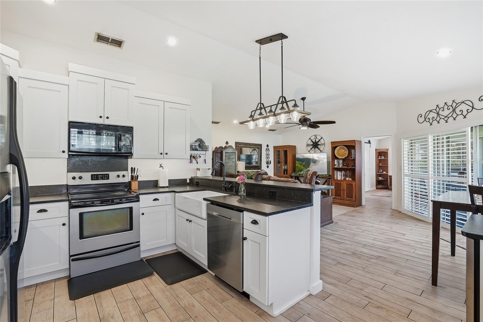 554 ANDORRA CIR NE, ST PETERSBURG, FL, 33703