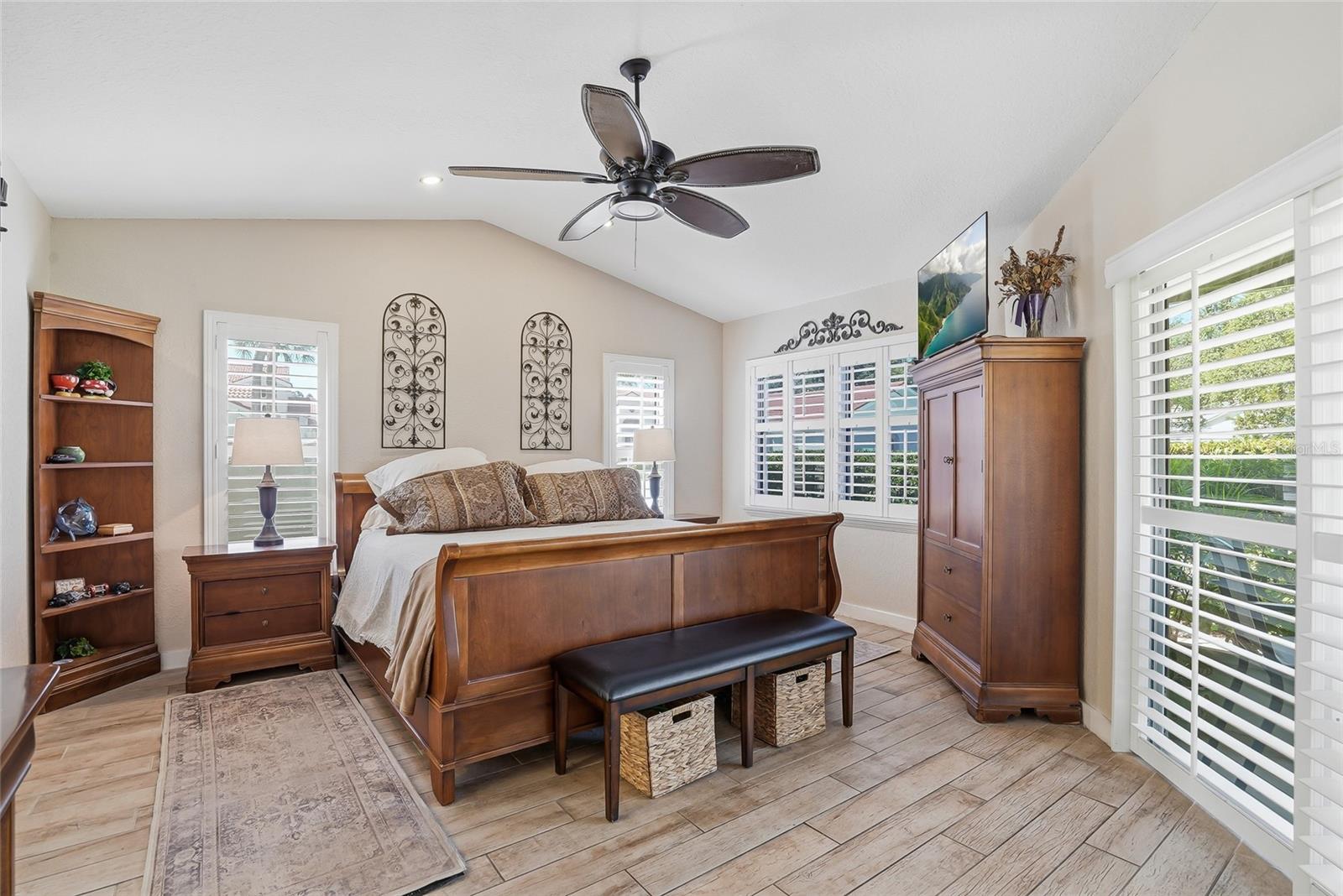 554 ANDORRA CIR NE, ST PETERSBURG, FL, 33703