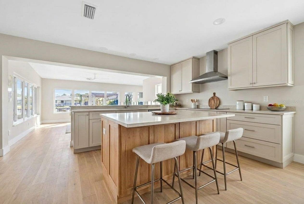 316 89TH AVE NE, ST PETERSBURG, FL, 33702