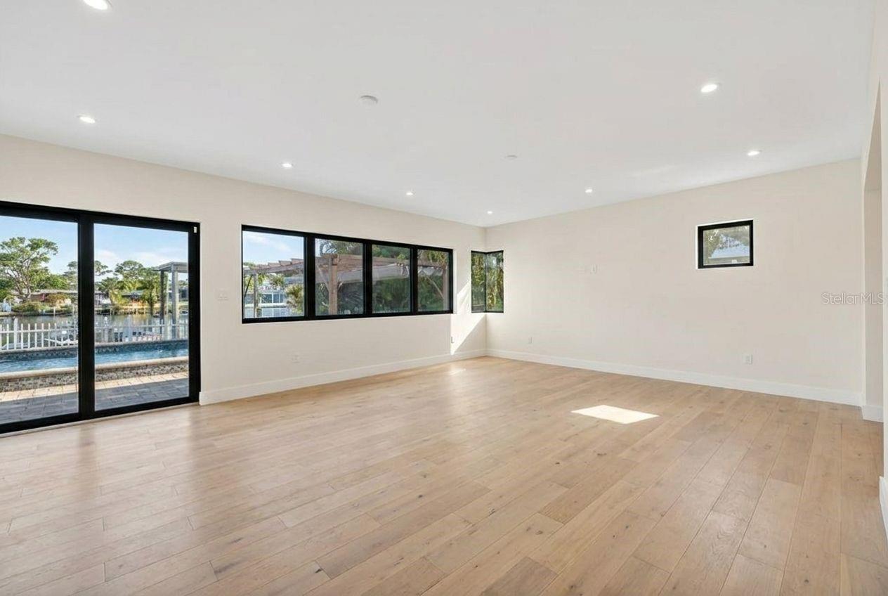 316 89TH AVE NE, ST PETERSBURG, FL, 33702