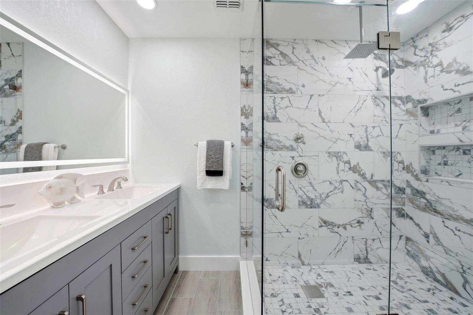 5611 VENETIAN BLVD NE, ST PETERSBURG, FL, 33703