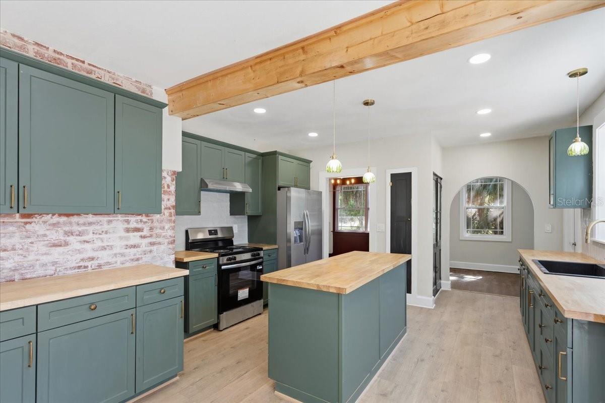 490 NW MADISON ST, LAKE CITY, FL, 32055