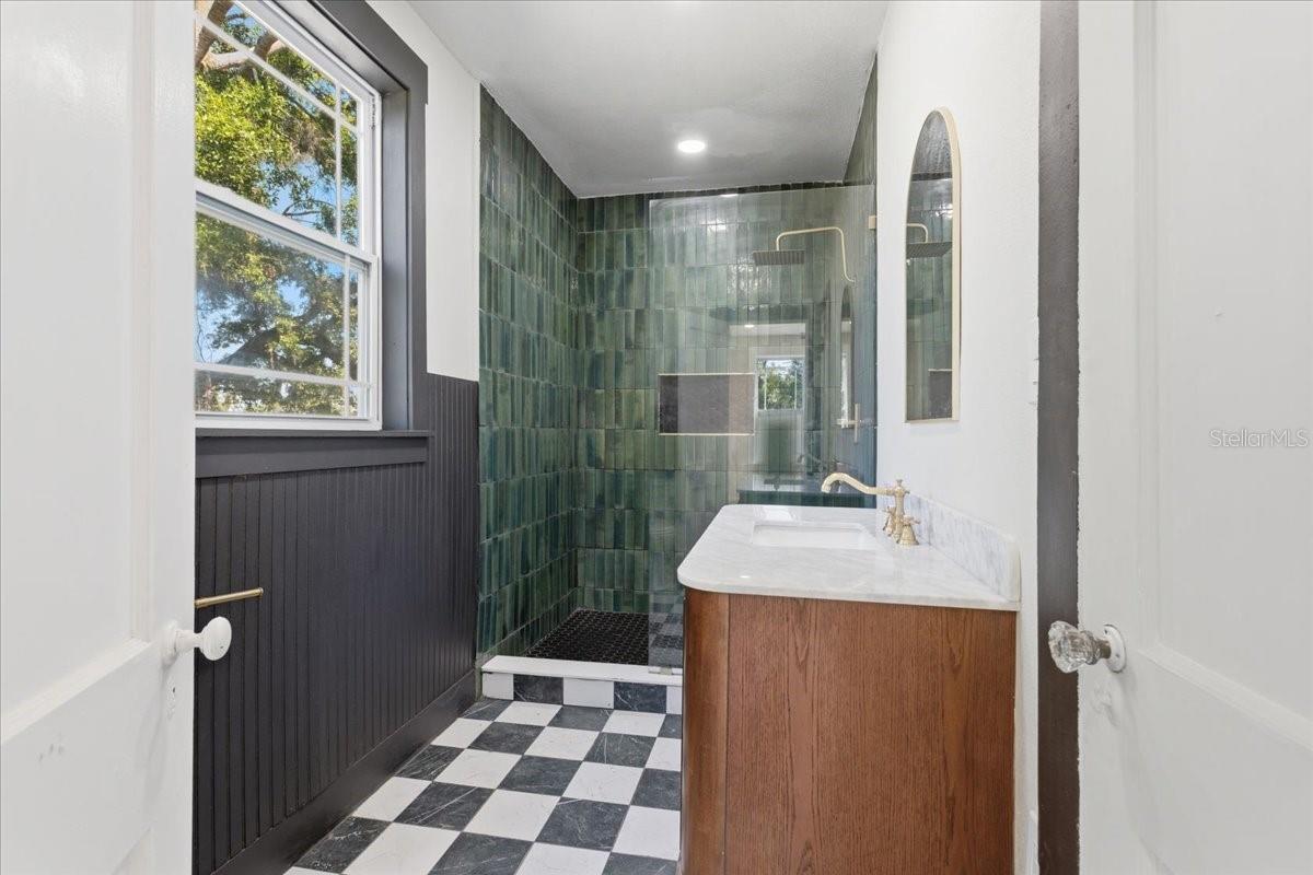 490 NW MADISON ST, LAKE CITY, FL, 32055