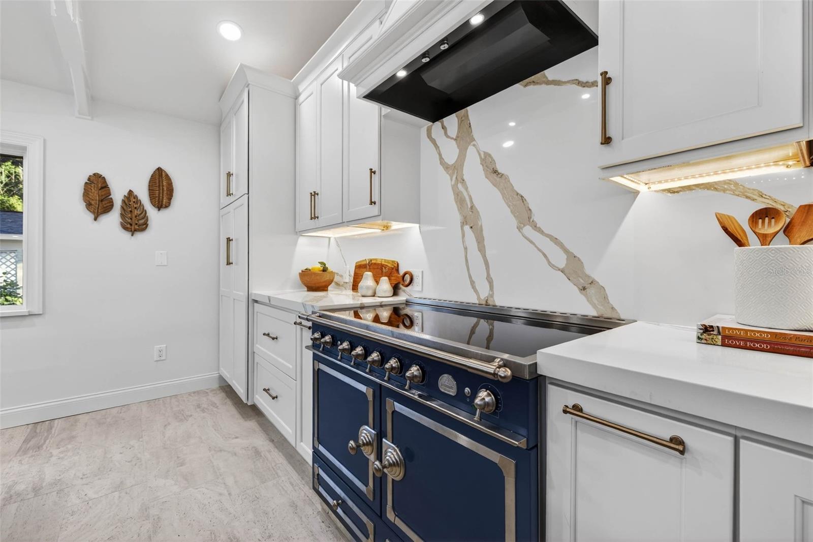 1222 BRIGHTWATERS BLVD NE, ST PETERSBURG, FL, 33704