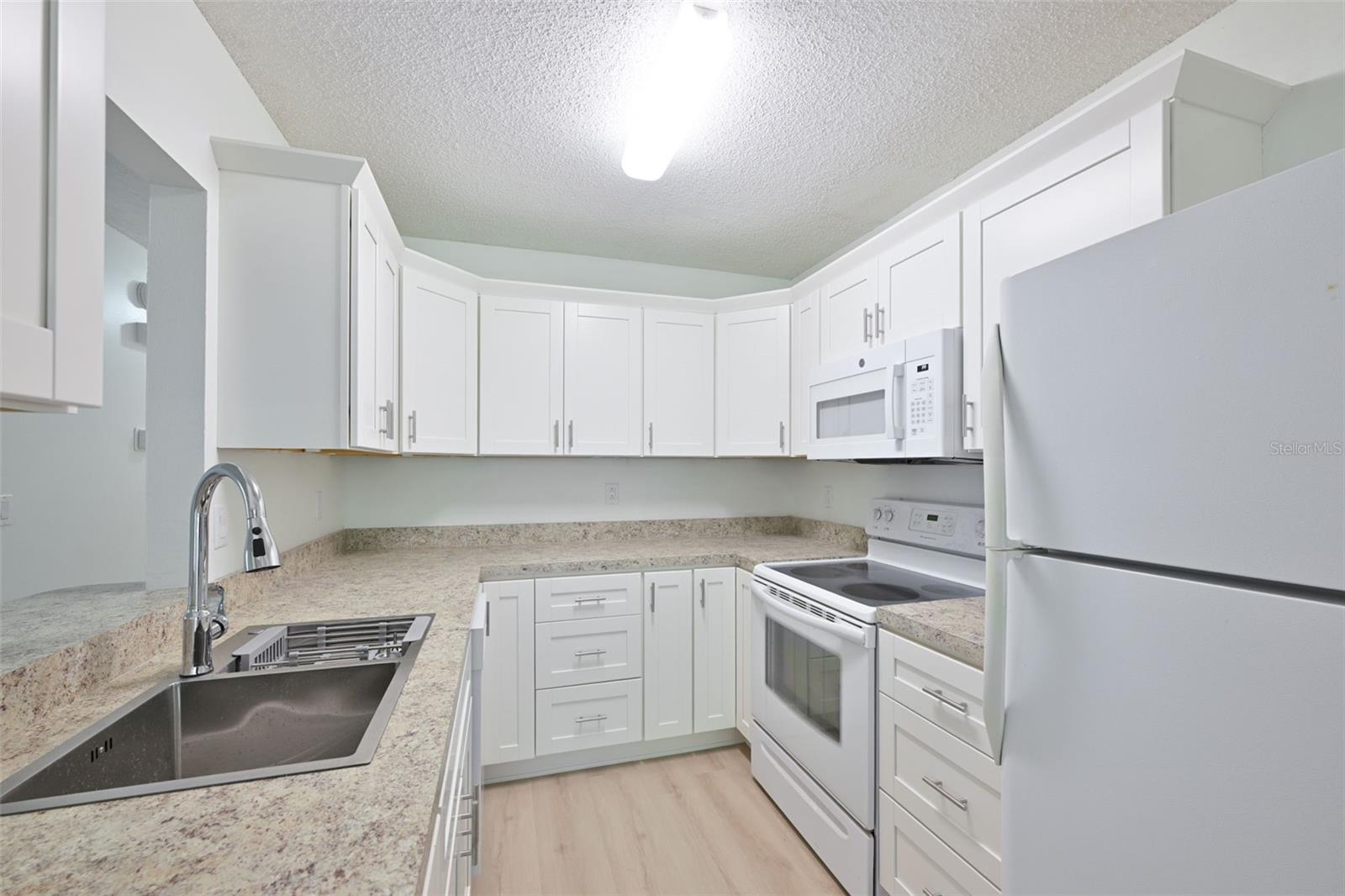 511 FINSBURY CIR #B, SUN CITY CENTER, FL, 33573