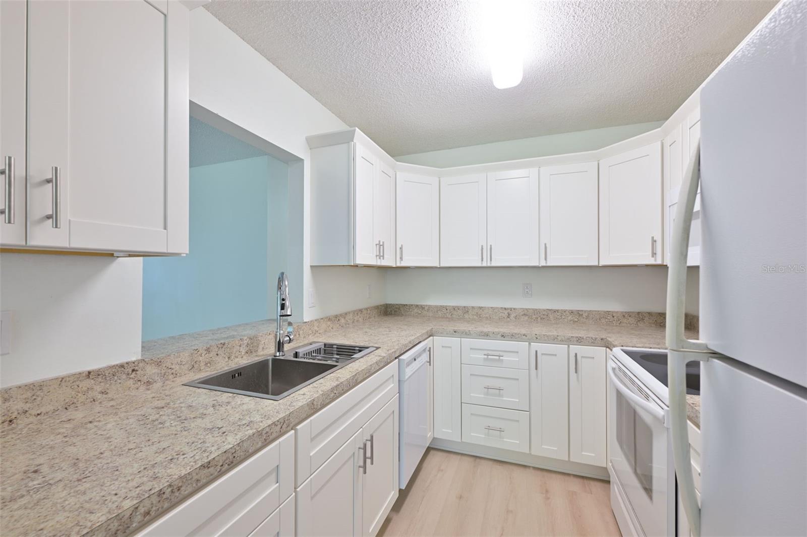 511 FINSBURY CIR #B, SUN CITY CENTER, FL, 33573