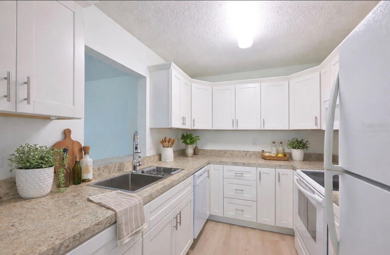 511 FINSBURY CIR #B, SUN CITY CENTER, FL, 33573