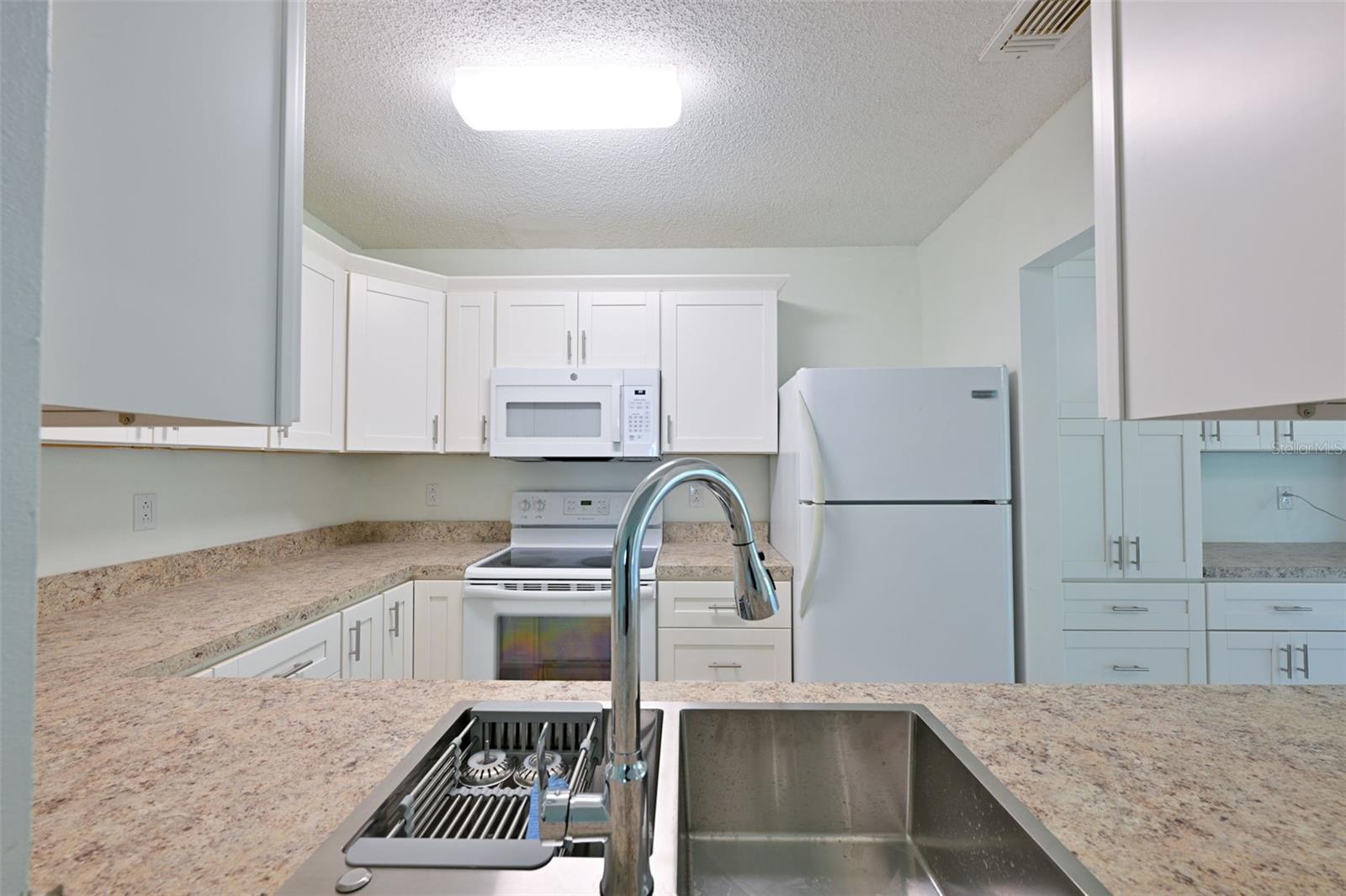 511 FINSBURY CIR #B, SUN CITY CENTER, FL, 33573