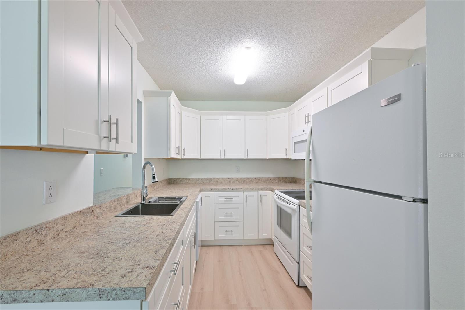 511 FINSBURY CIR #B, SUN CITY CENTER, FL, 33573