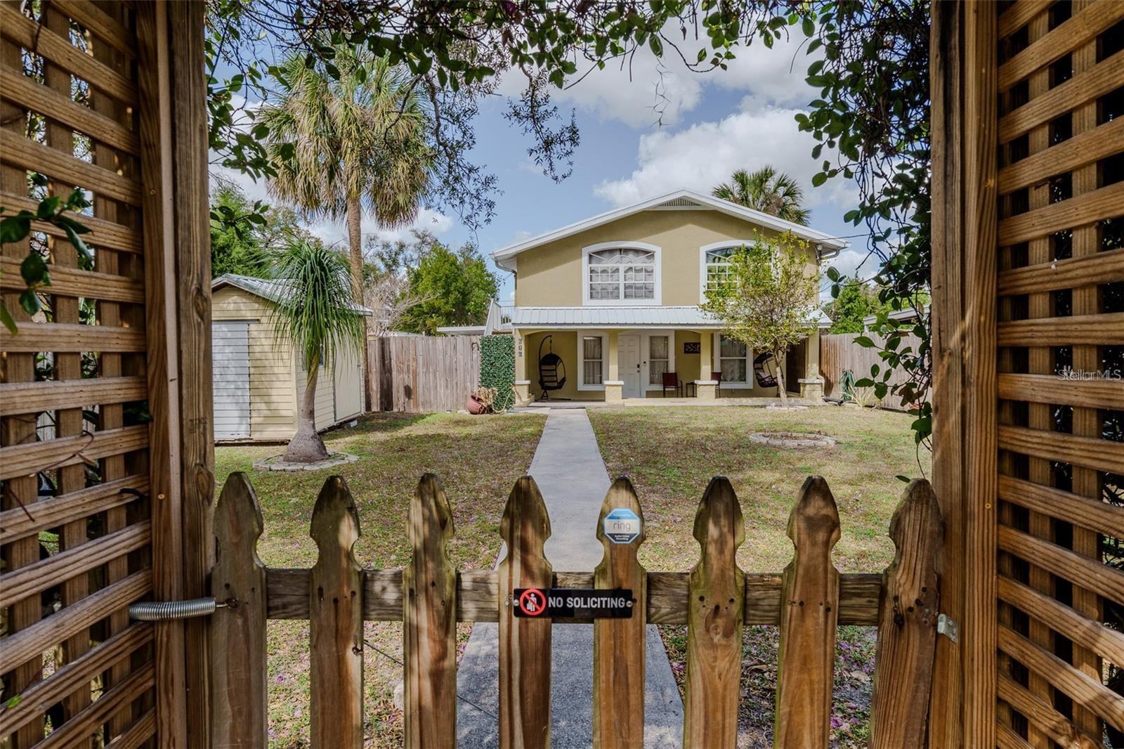 203 W CREST 1/2 AVE, TAMPA, FL, 33603