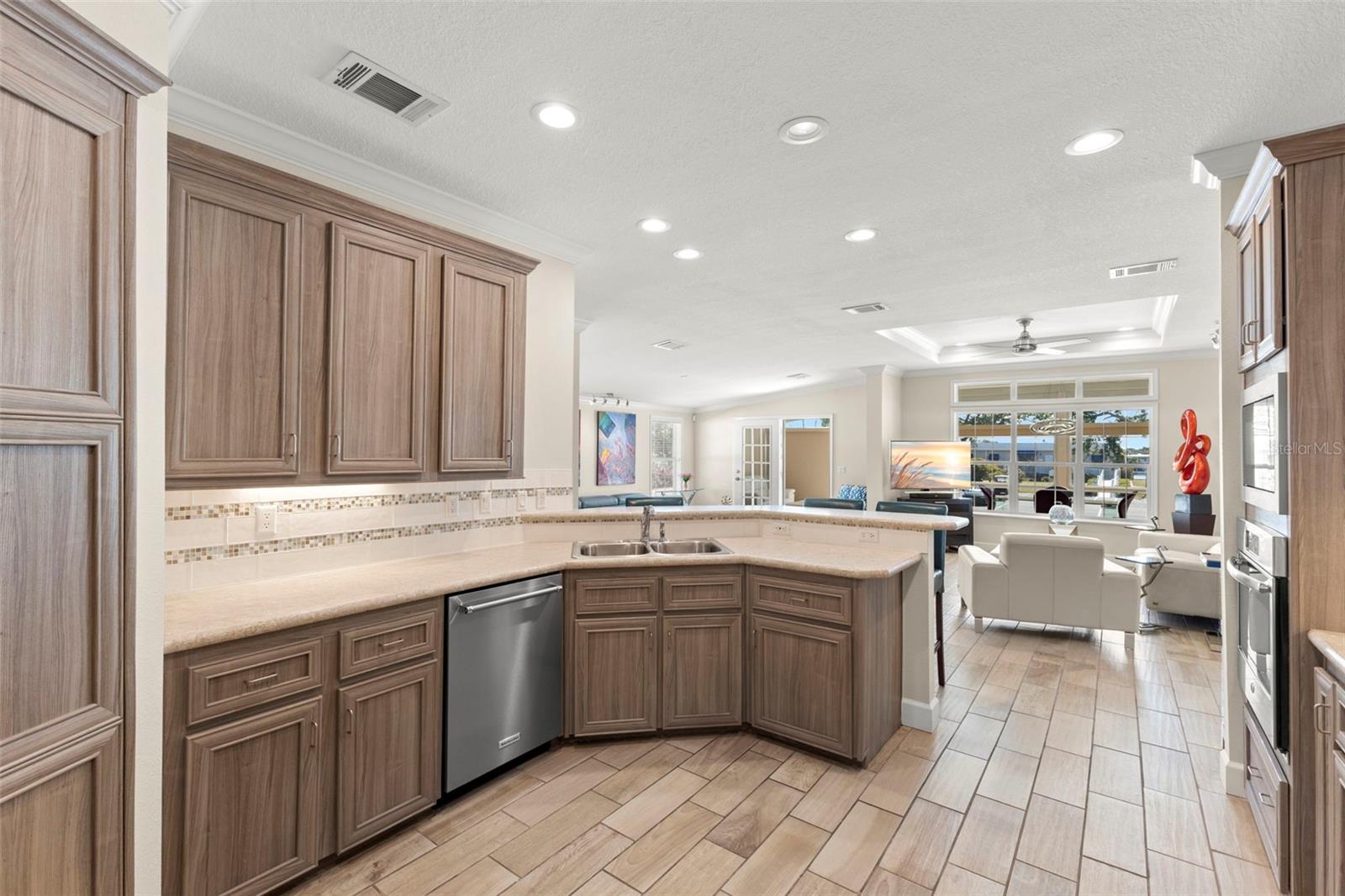 7300 AMERICANA DR NE #143, ST PETERSBURG, FL, 33702