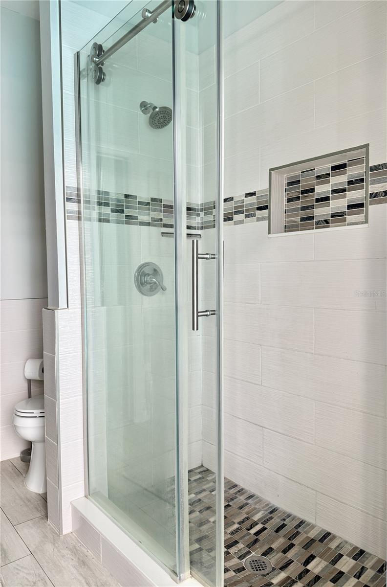 6326 N QUEENSWAY DR, TEMPLE TERRACE, FL, 33617