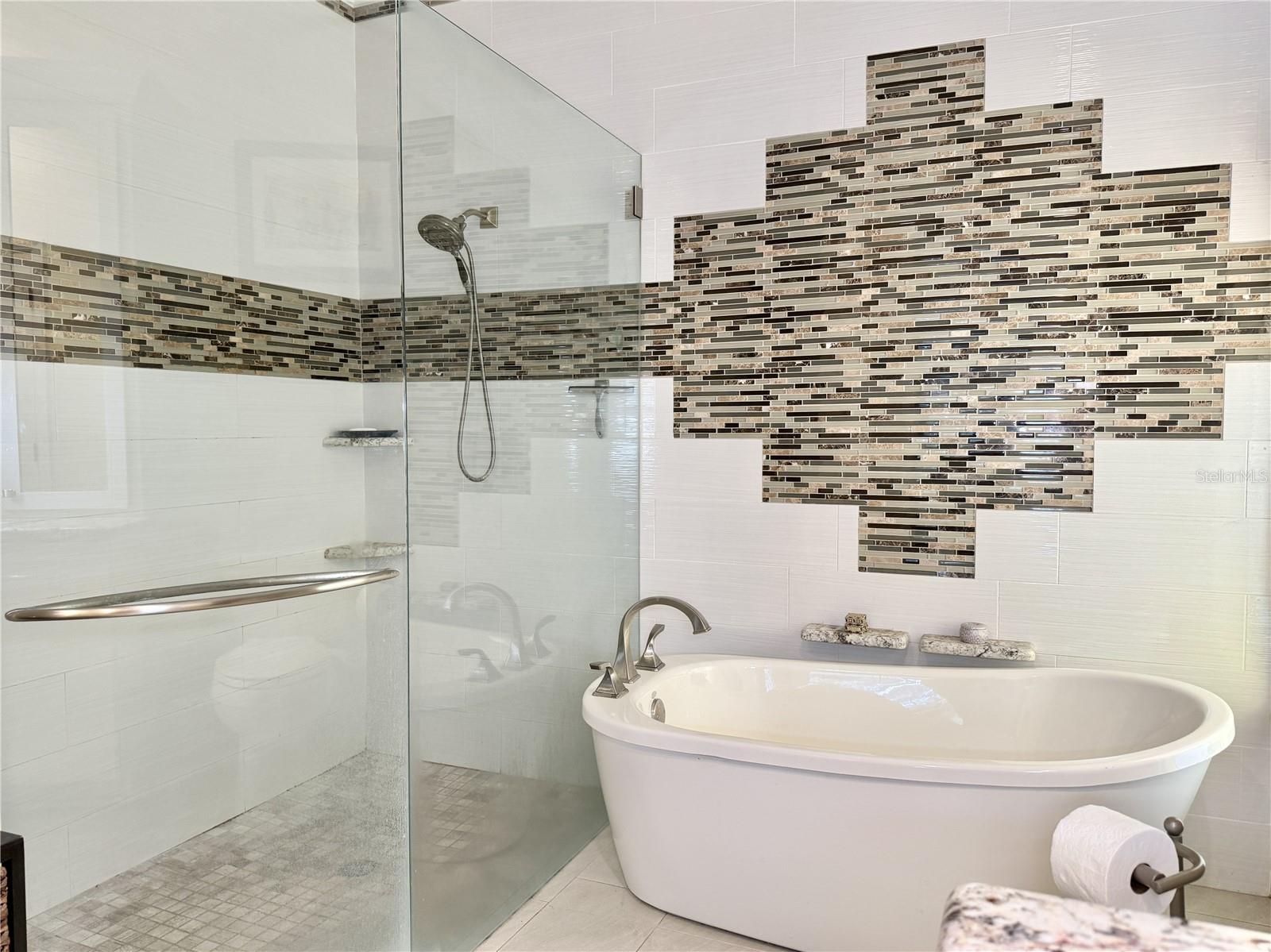 6326 N QUEENSWAY DR, TEMPLE TERRACE, FL, 33617