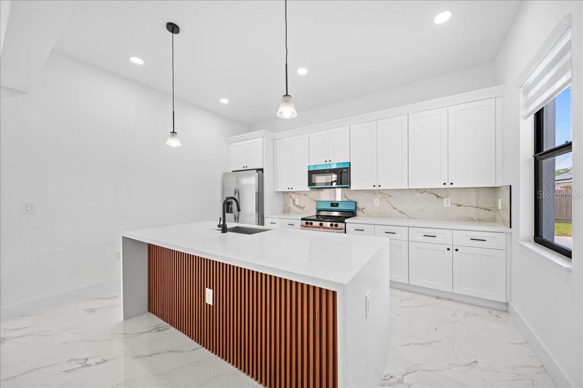 2116 NE 10TH AVE, CAPE CORAL, FL, 33909