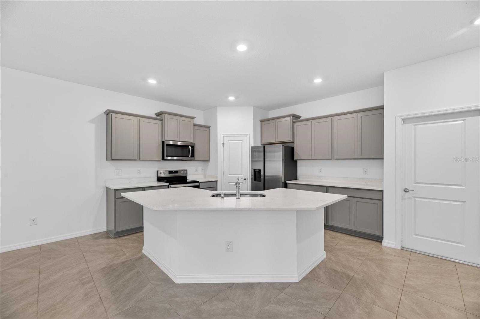 2425 BENDING BONSAI DR, WESLEY CHAPEL, FL, 33543