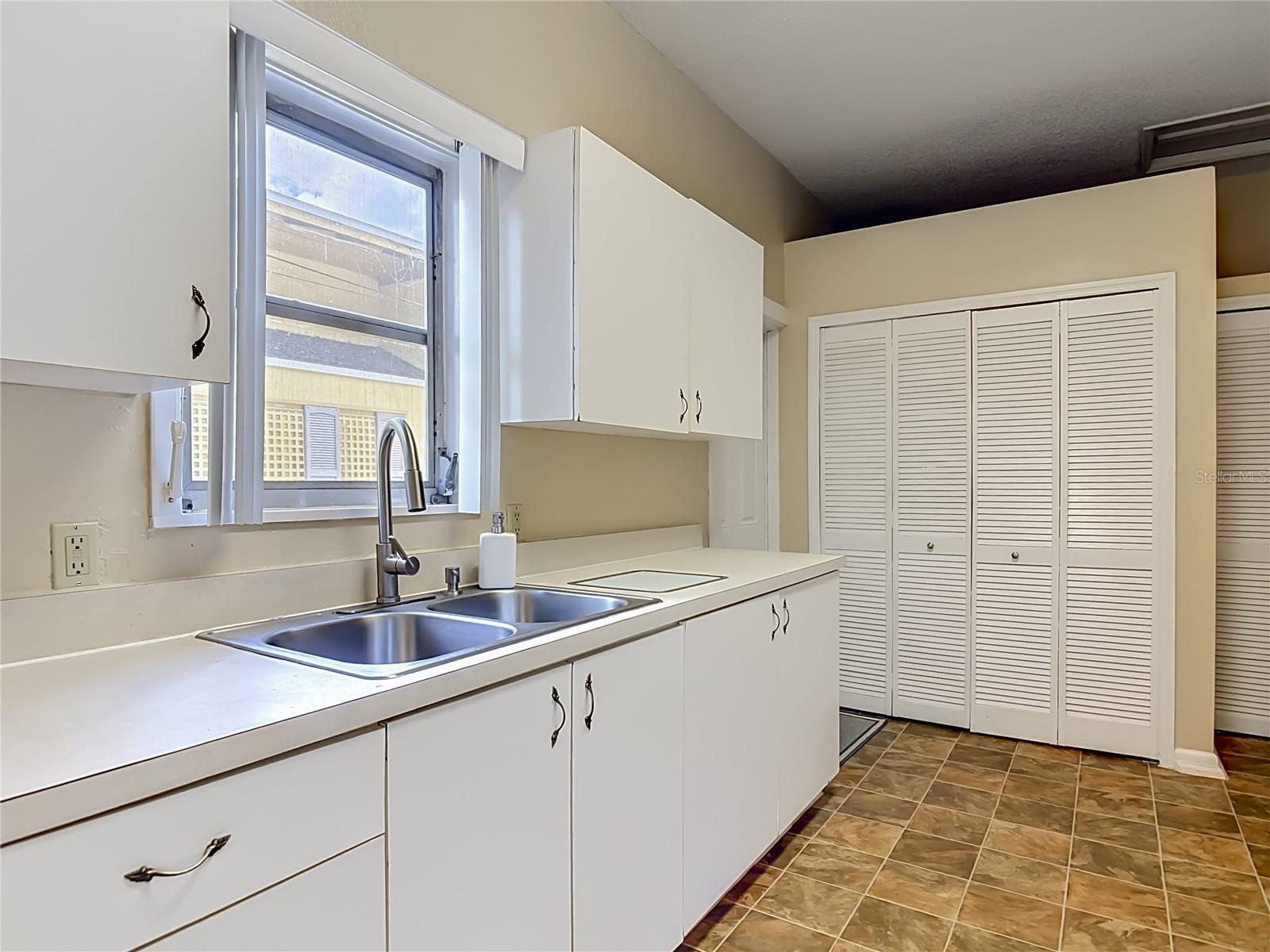 224 S SALISBURY AVE, DELAND, FL, 32720