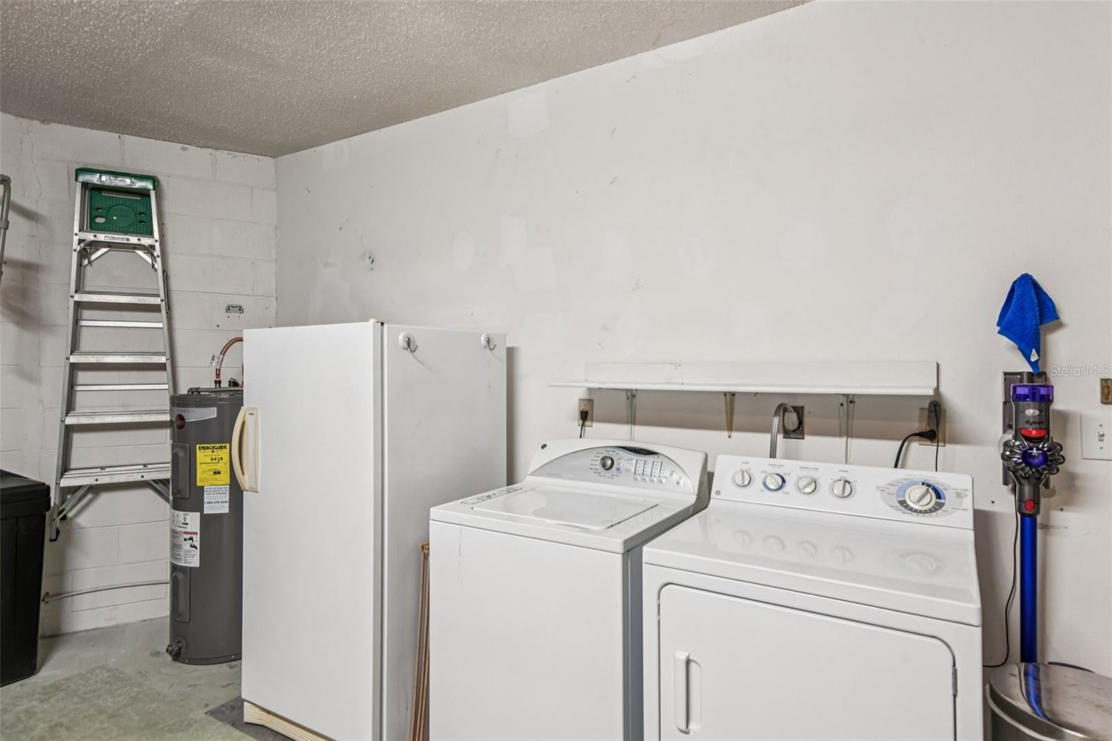 214 LINGER LN, SUN CITY CENTER, FL, 33573