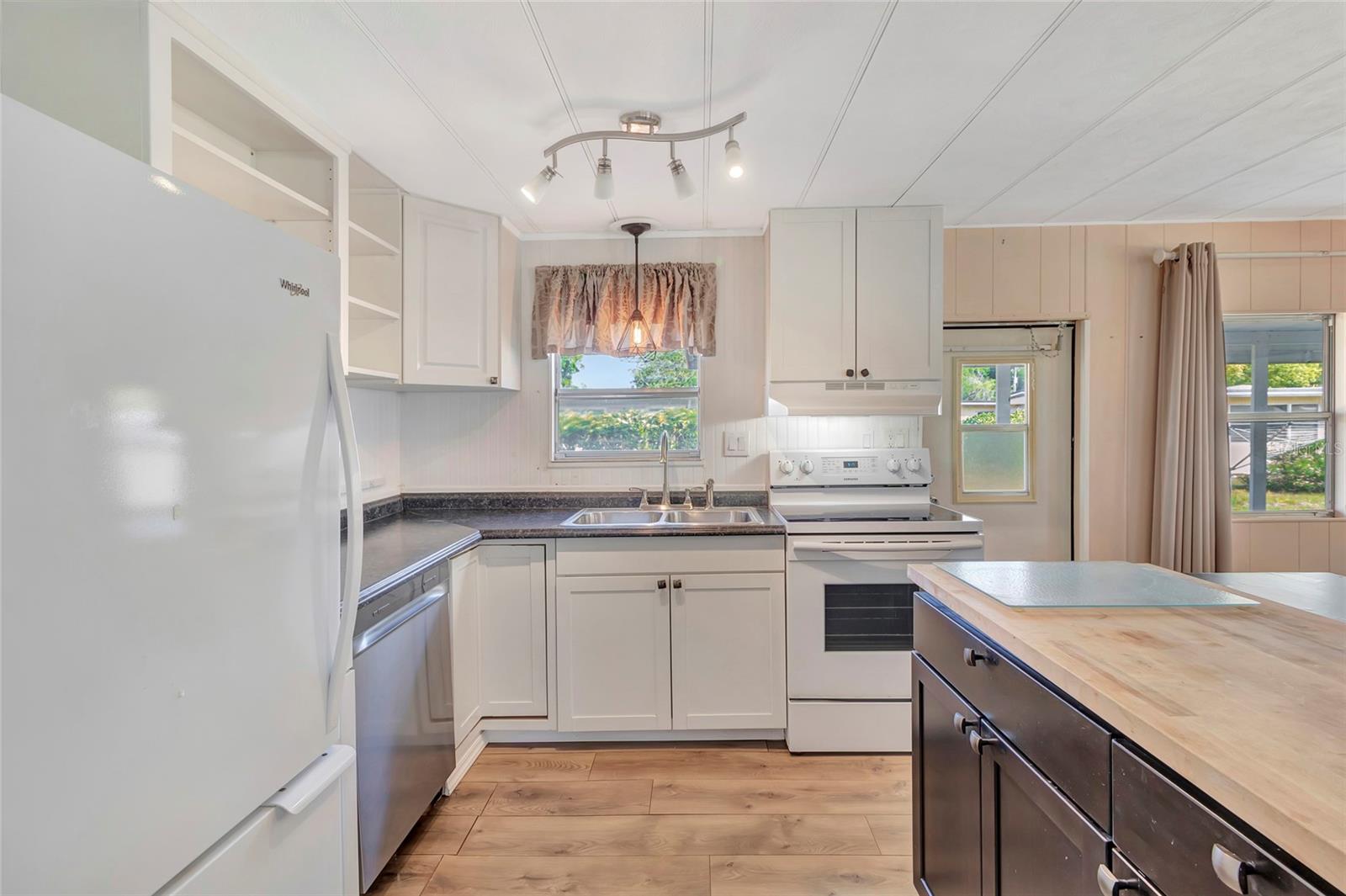 1123 FOREST LN, TAVARES, FL, 32778