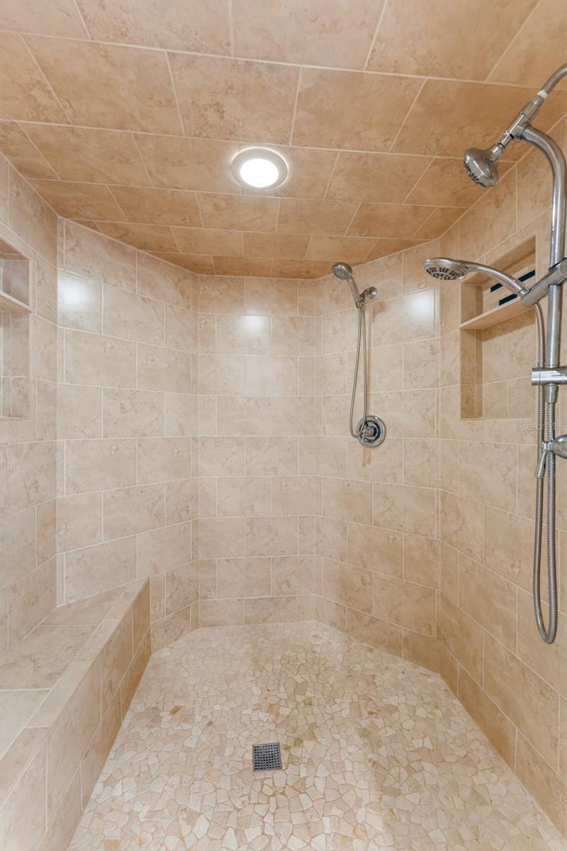 8701 TANTALLON CIR, TAMPA, FL, 33647