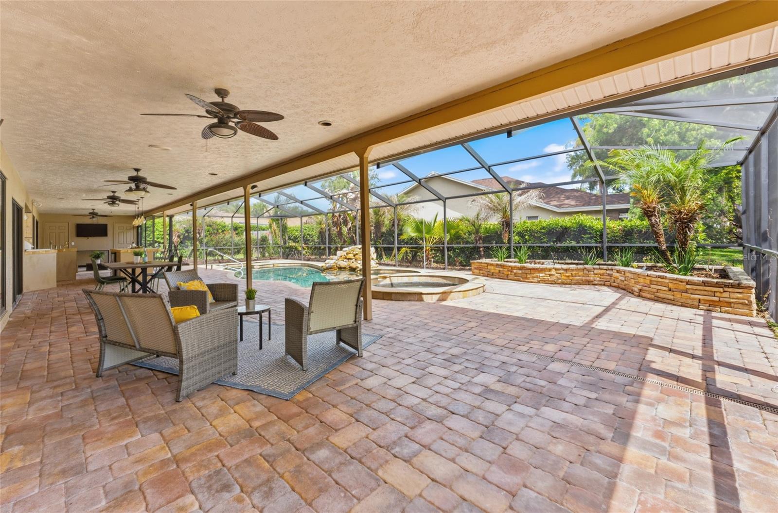 8701 TANTALLON CIR, TAMPA, FL, 33647