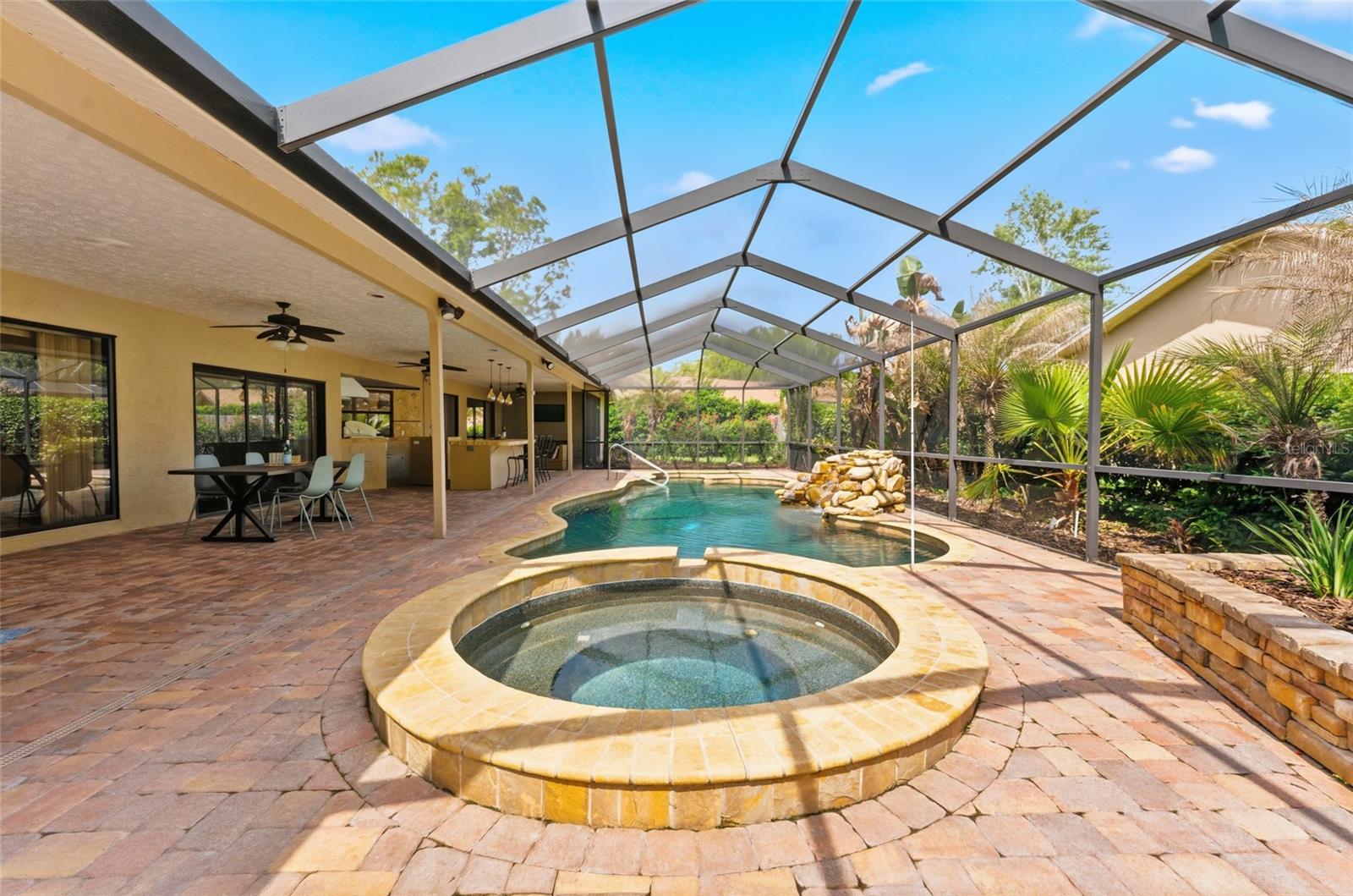 8701 TANTALLON CIR, TAMPA, FL, 33647