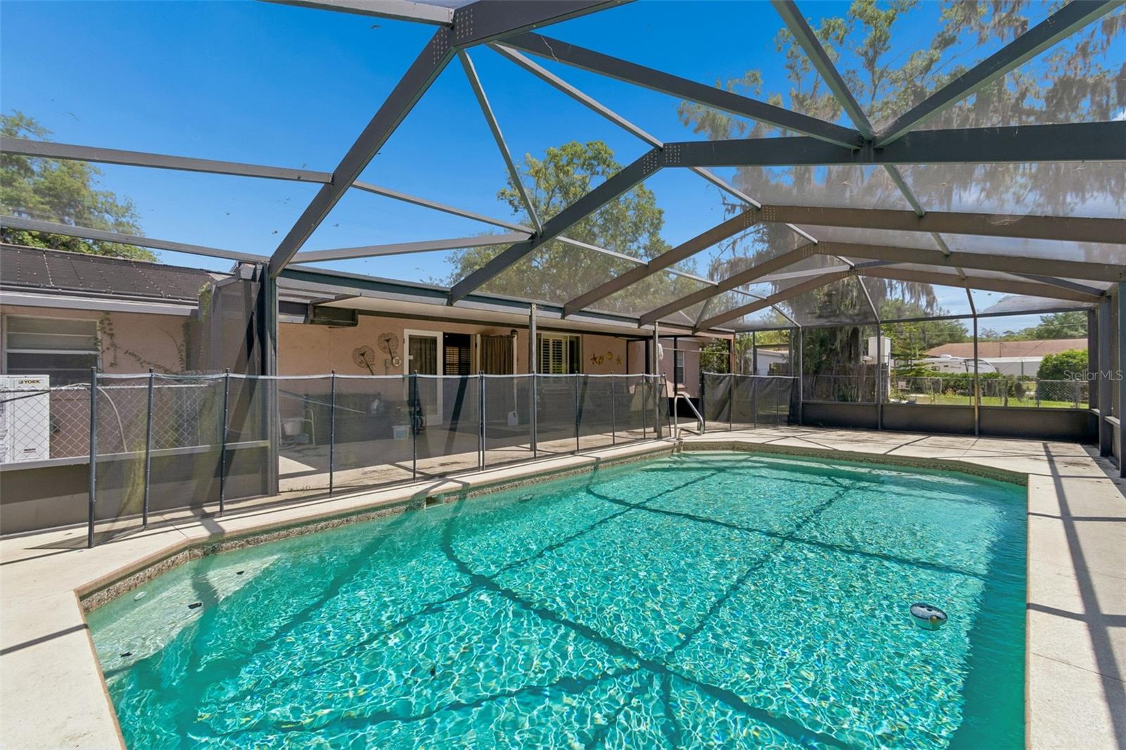 212 CRYSTAL LAKE RD, LUTZ, FL, 33548