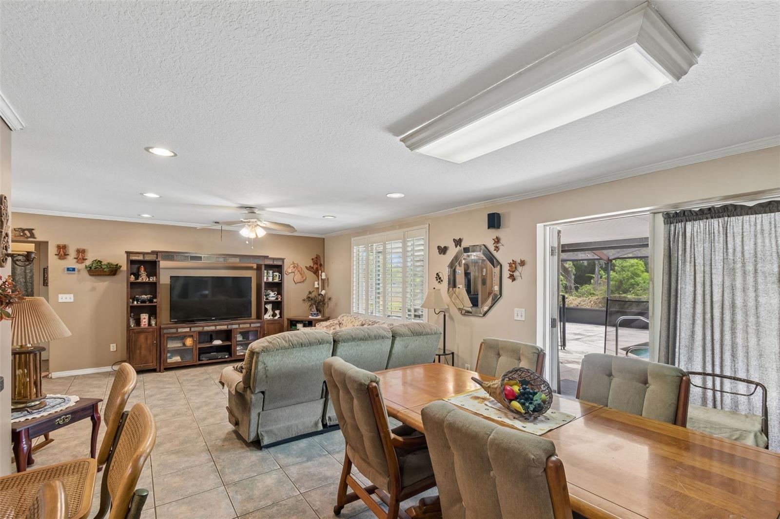 212 CRYSTAL LAKE RD, LUTZ, FL, 33548