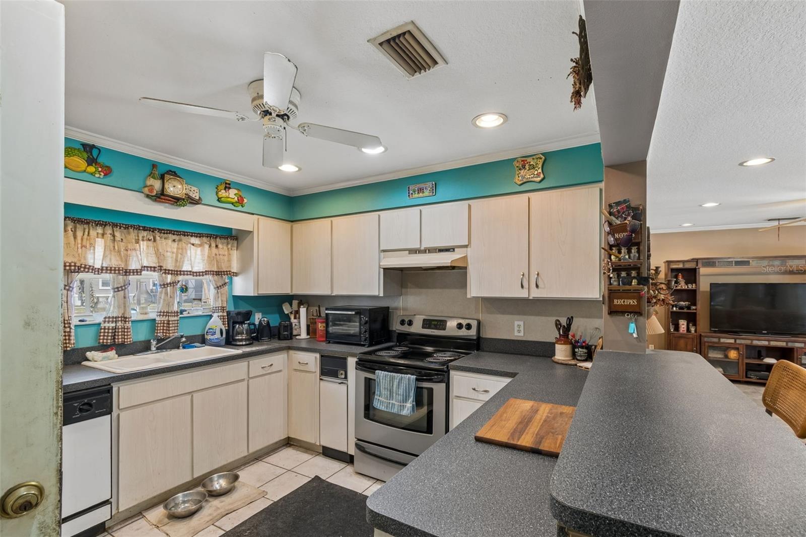 212 CRYSTAL LAKE RD, LUTZ, FL, 33548